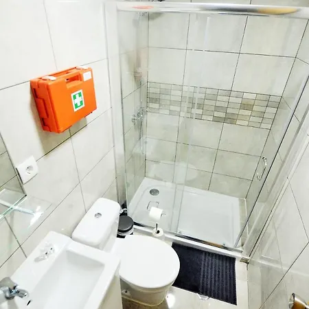 & - Dp אכסניה *